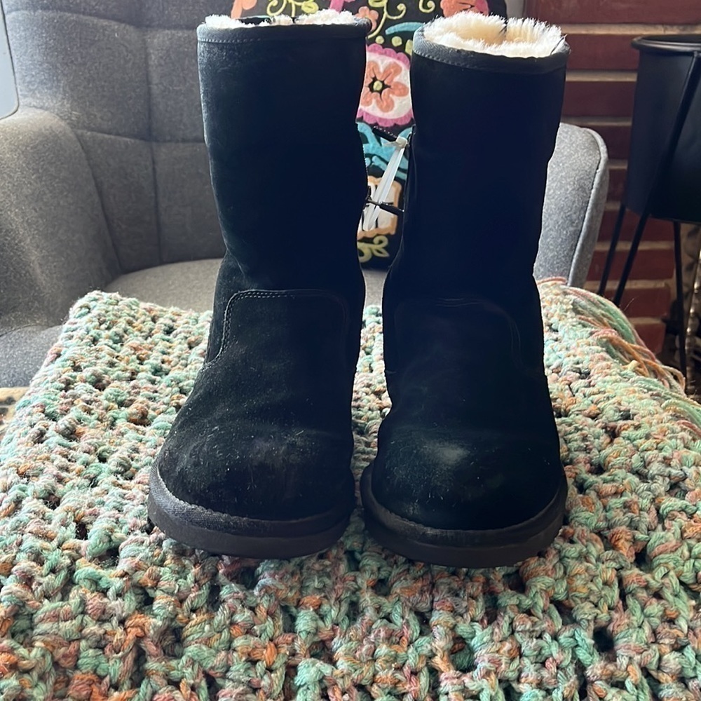 UGGs size 5 ladies mid calf leather zipper boots.  Great condition.  Wear on toe - Picture 2 of 7